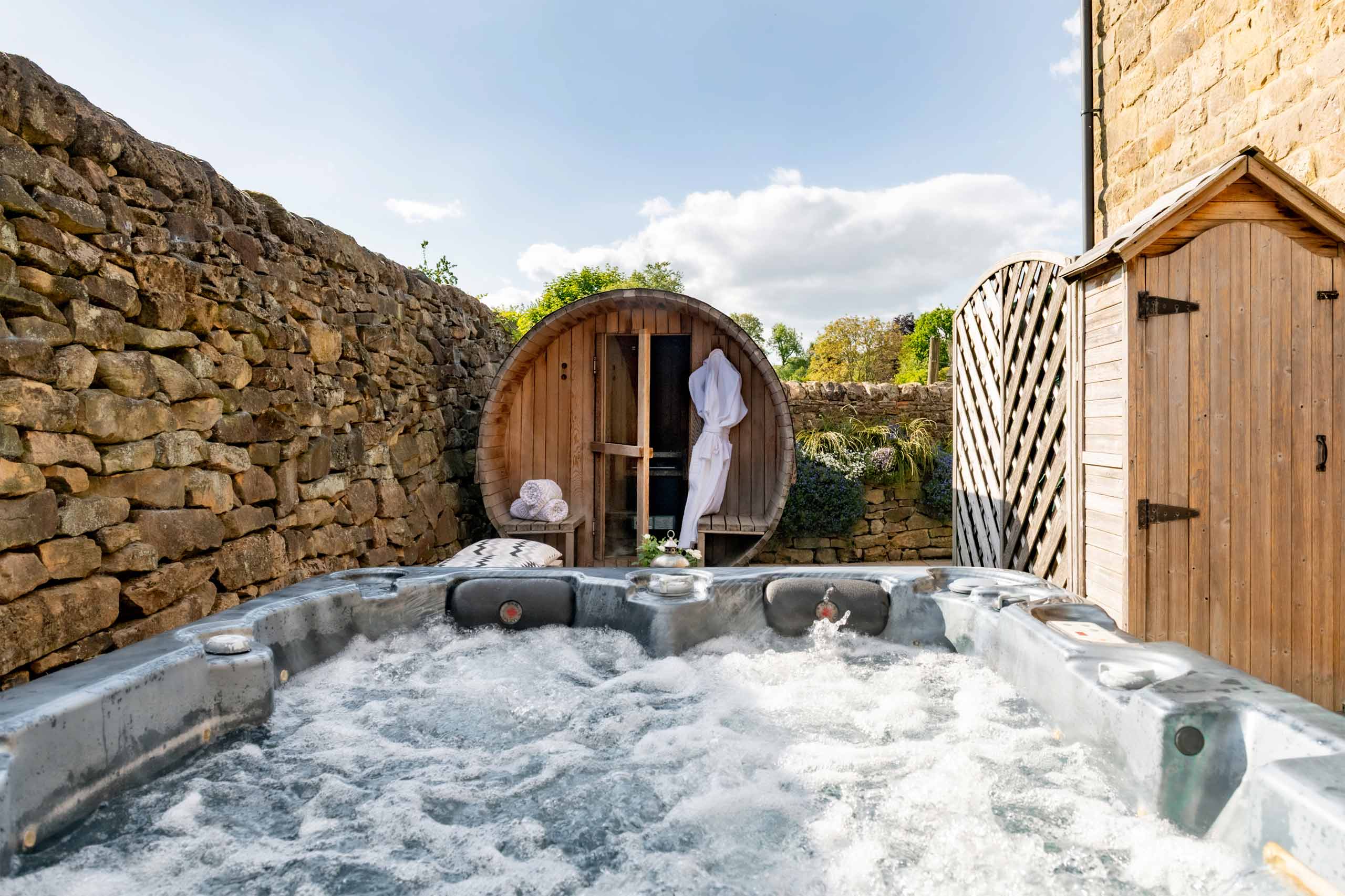 Honeysuckle cottage hot tub and sauna