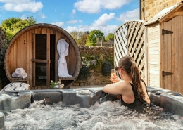Honeysuckle cottage hot tub and sauna