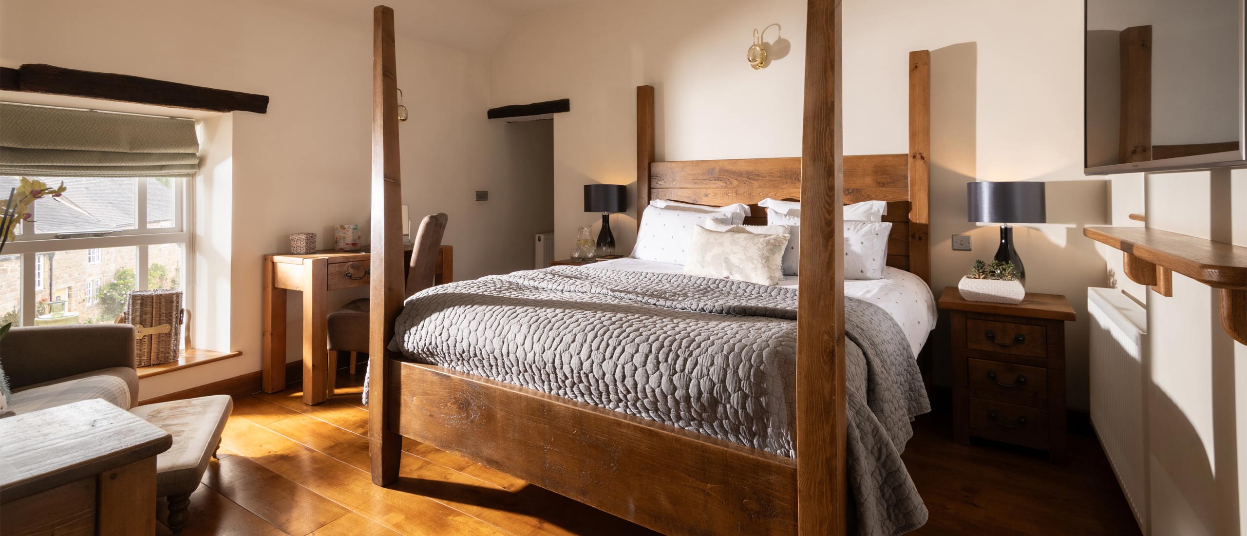 Four poster bed, self catering cottage Ashbourne